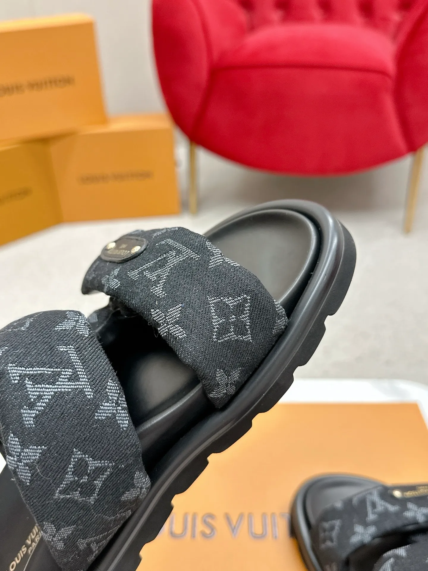 P340 yuan LV Louis Vuitton Full of high-end feel! A popular model among bloggers at home and abroad, it’s retro and fashionable, and looks stunning on your feet! Mainly recommended model on the official website★ ━━━━━ ЅᏇєєt ━━━━━ ▪️Upper: original calfskin ➕5D printing process ▪️Inner: imported mixed sheepskin ▪️Outsole: original molded foam outsole ▪️Size: Female 35-40 Men's 39-44 (women's 41 men's 45)